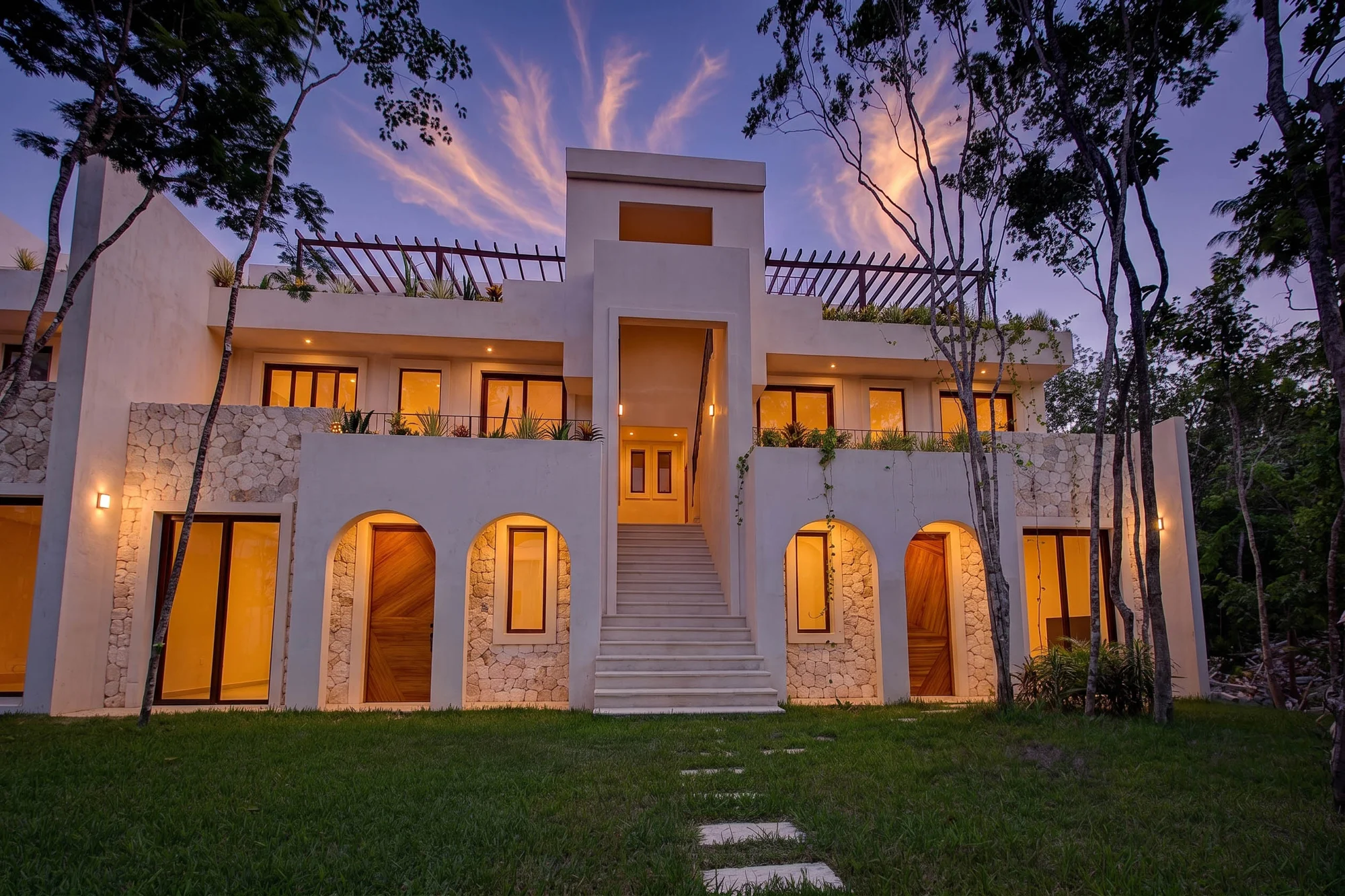Таунхаусы Tulum Gardens вечером